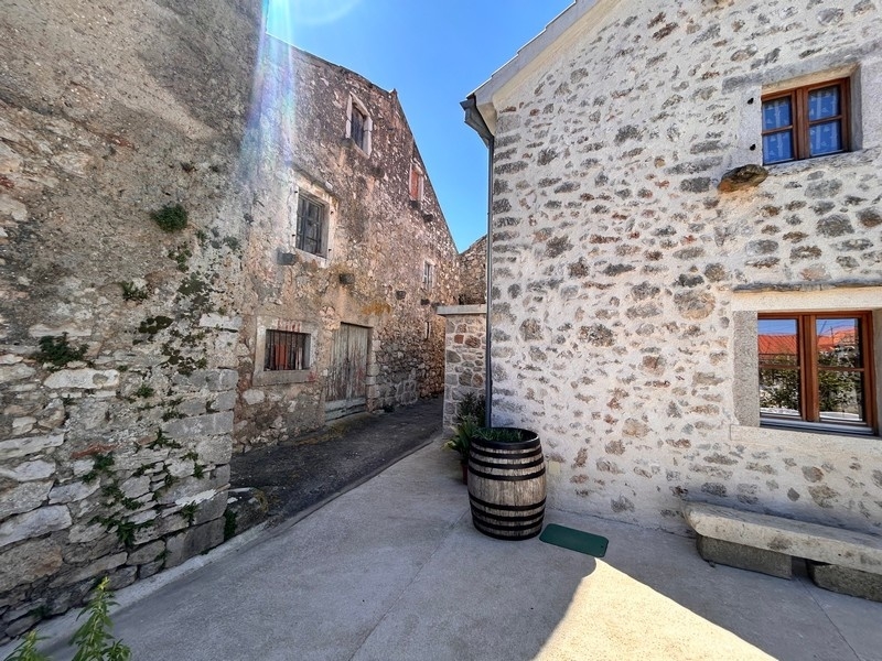 Stenlagd innergård mellan stenhus