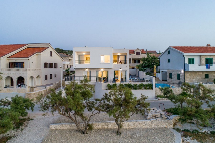 Villas uppvärmda pool med utsikt över havet
