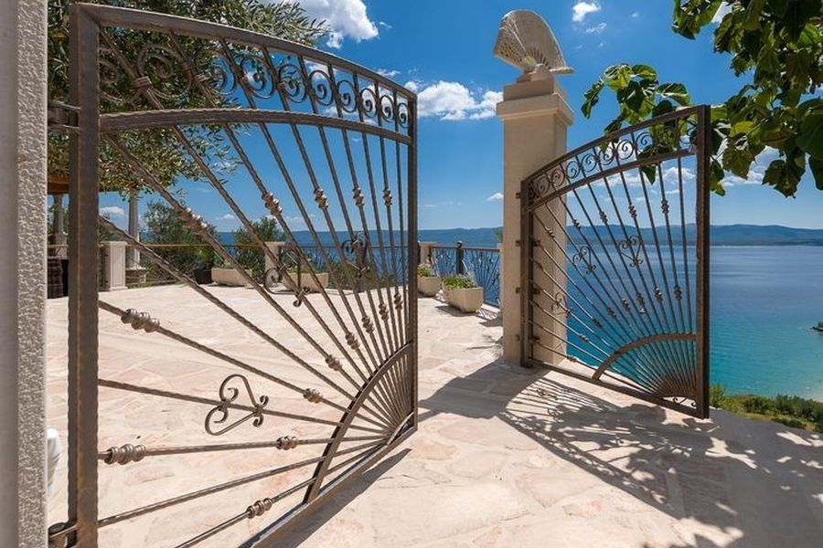 Smidesjärngrind med havsutsikt i Kroatien