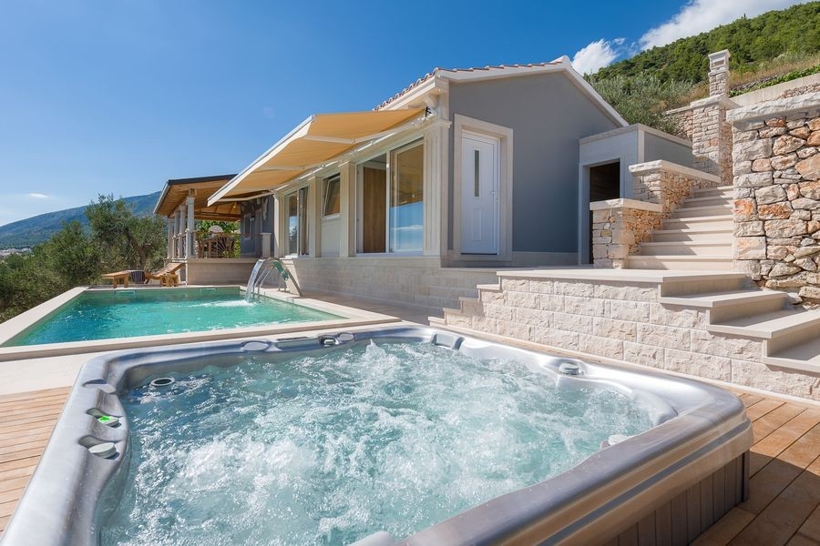 Jacuzzi på terrassen med havsutsikt