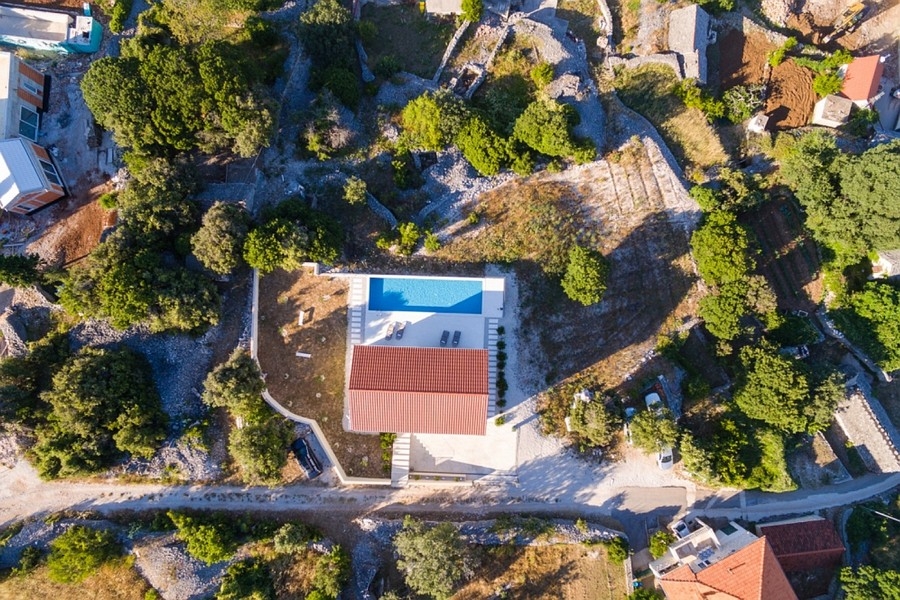 Flygfoto över huset och poolen på Brac