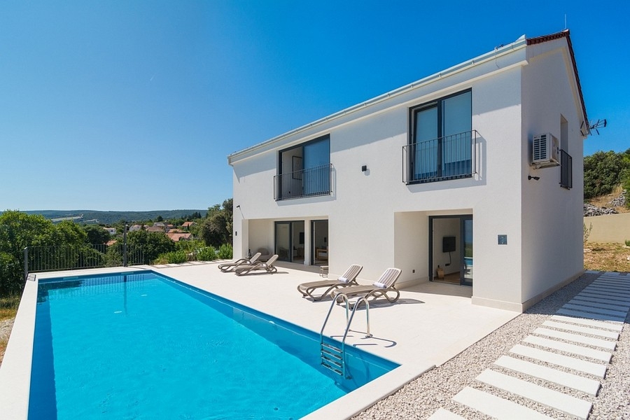Modernt hus med pool och havsutsikt i Kroatien