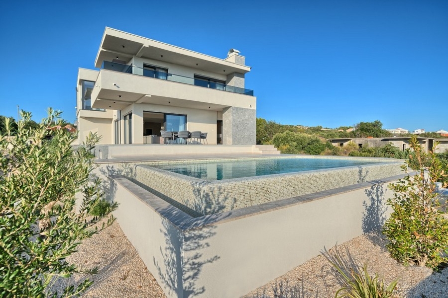 Exteriör vy av villa med pool och trädgård i Kroatien