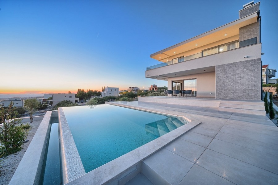 Villa med pool vid solnedgången