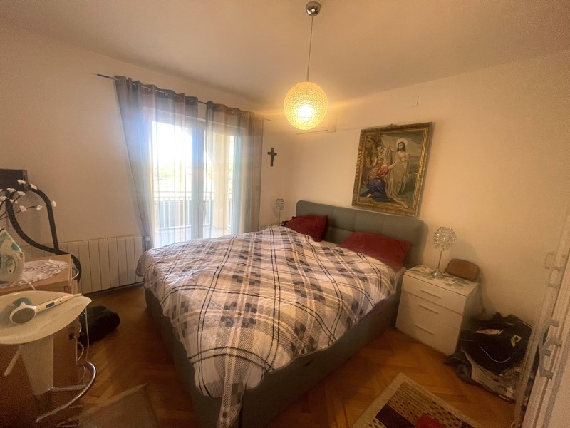 Mysigt sovrum med dubbelsäng