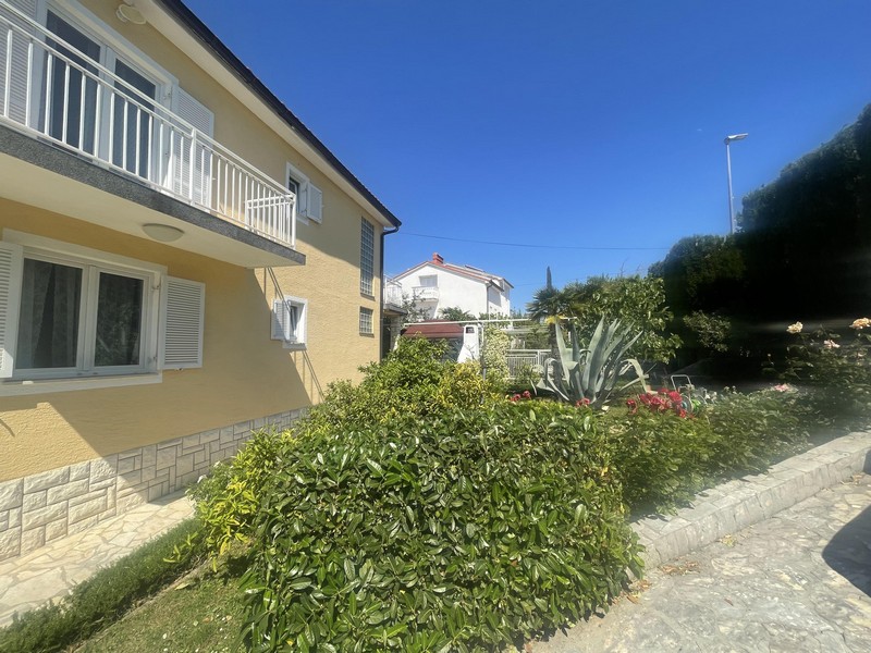 Sidovy av hus med trädgård i Kroatien