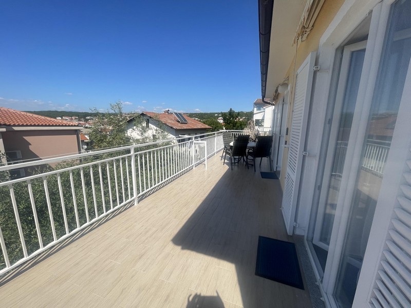 Stor täckt terrass vid huset