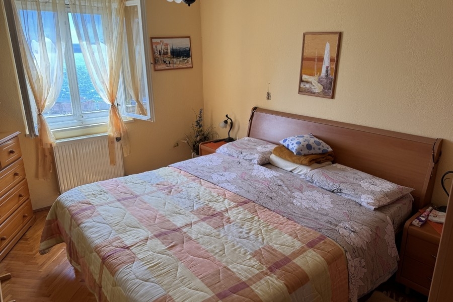 Sovrum med fönster och havsutsikt i Kroatien