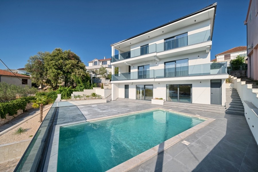 Villa med pool och solterrass i Kroatien