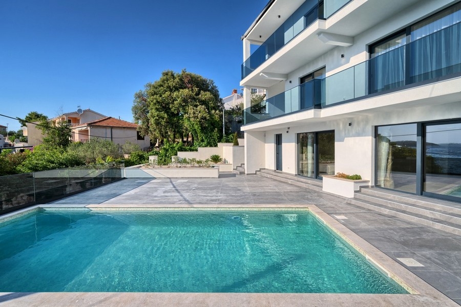 Modern villa med pool och stor glasfront
