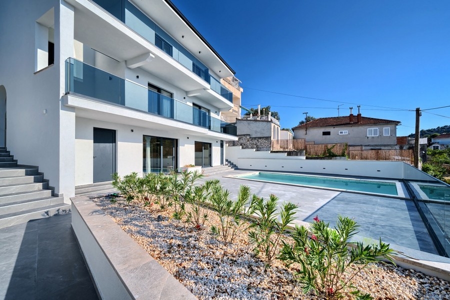 Villa med balkong, trädgård och pool