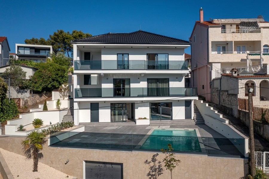 Villa med pool i medelhavsläge