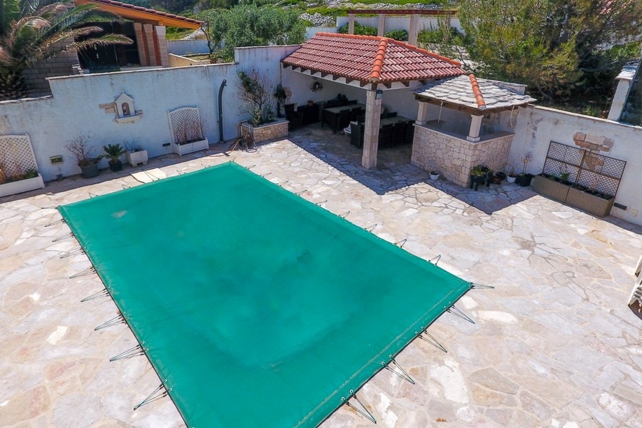 Pool med täckt loungeområde