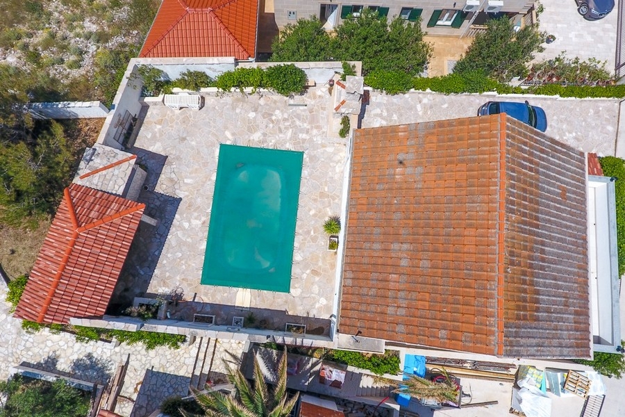 Flygfoto över hus och pool i Kroatien