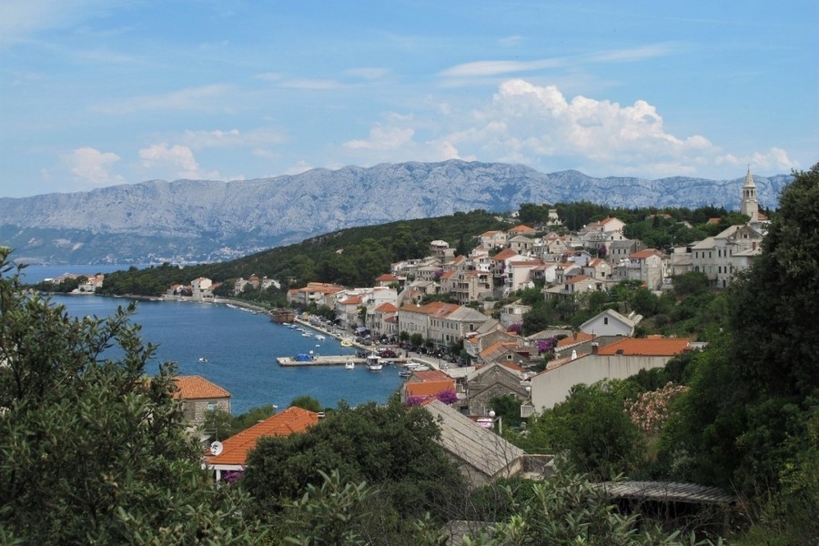 Kuststad på ön Brac i Kroatien