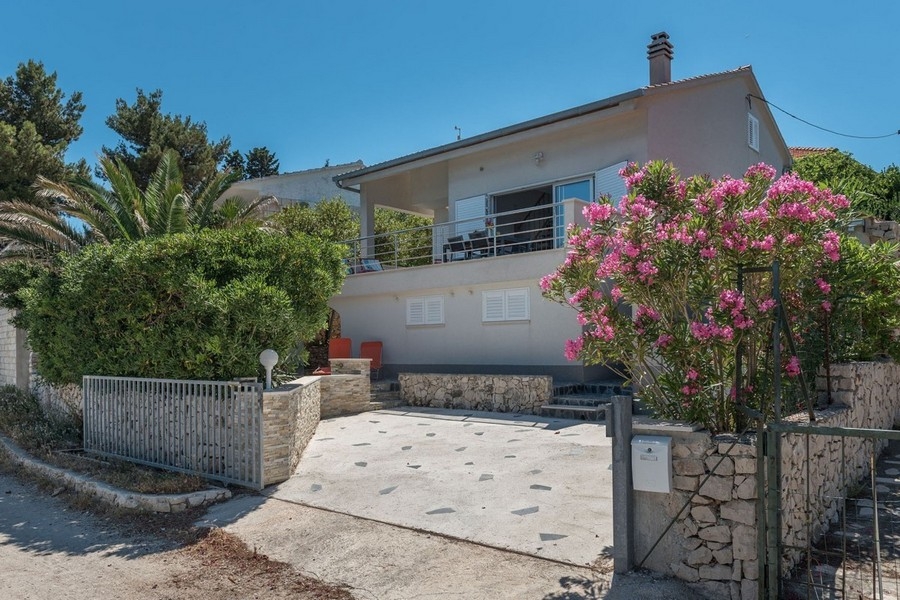 Husutsikt med trädgård på Ciovo i Kroatien