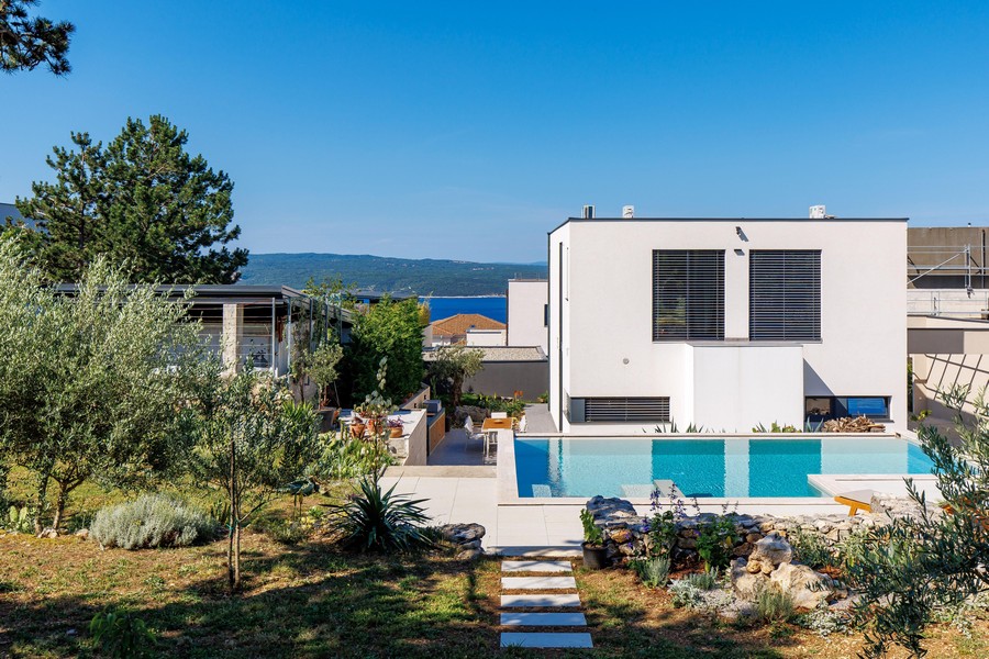Villa med pool och utsikt över grönskan