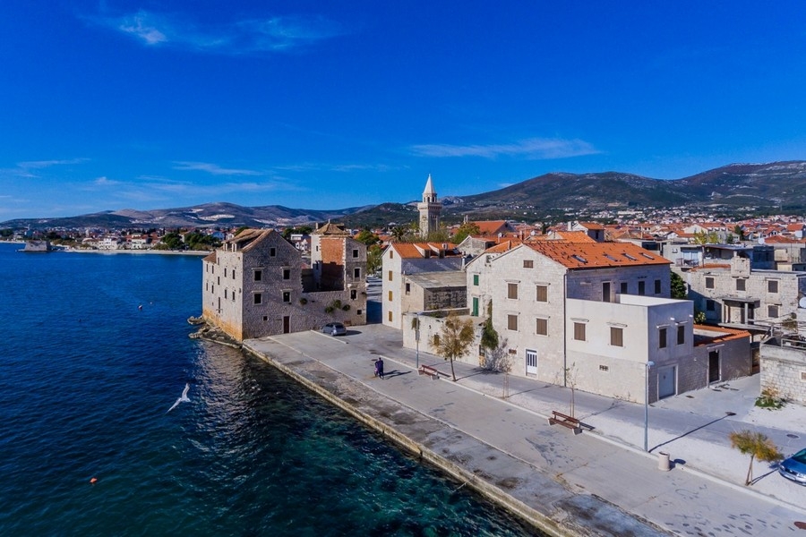 Historiskt stenhus vid havet i Kastela