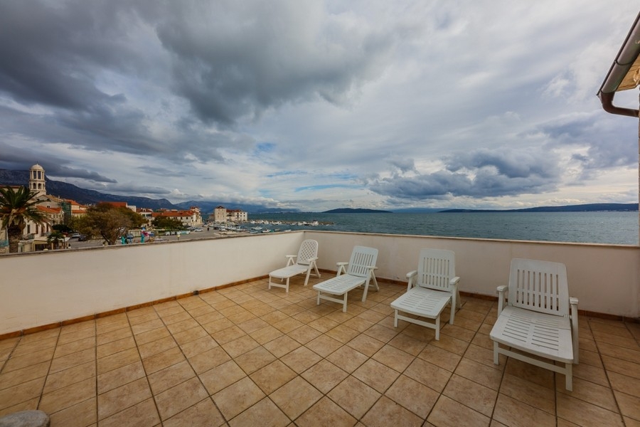 Terrass med panoramautsikt över havet i Kroatien