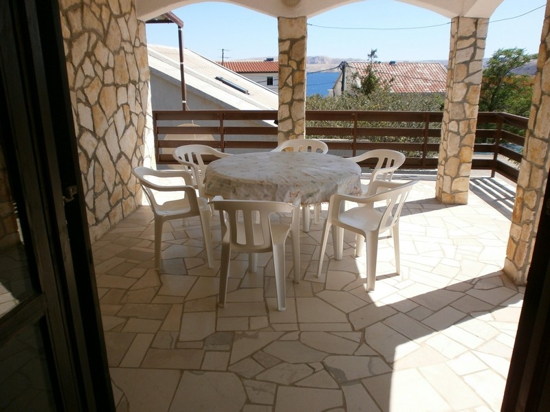 Solterrass med sittgrupp och havsutsikt