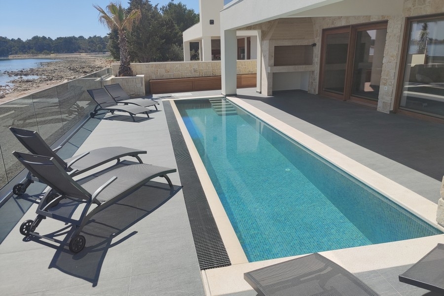 Pool och solterrass i villan i Kroatien