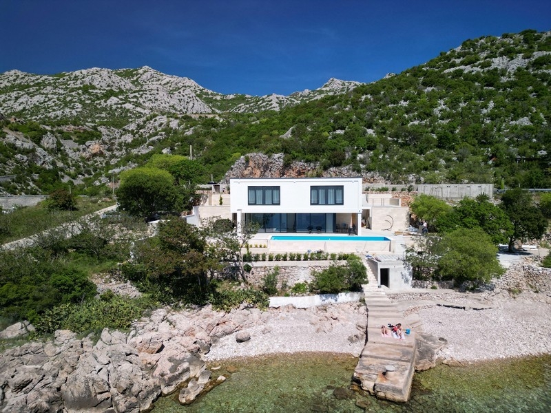 Lyxvilla med pool framför berget Velebit i bakgrunden