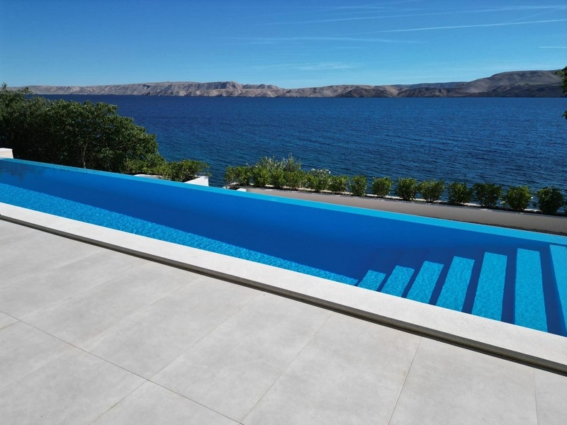 Infinitypool med direkt havsutsikt