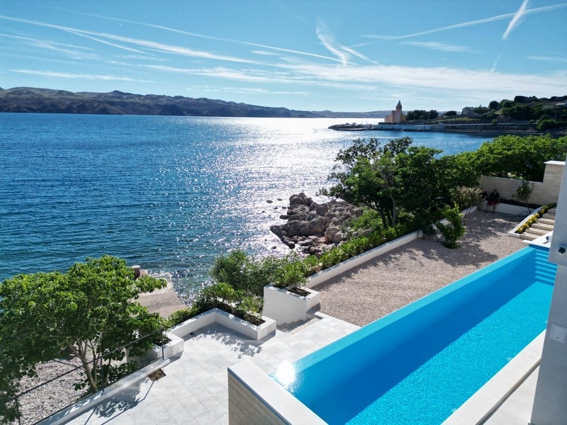 Poolterrass med havsutsikt i Kroatien