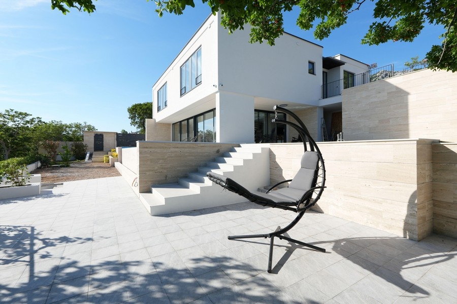Solterrass i villan med hängande stol