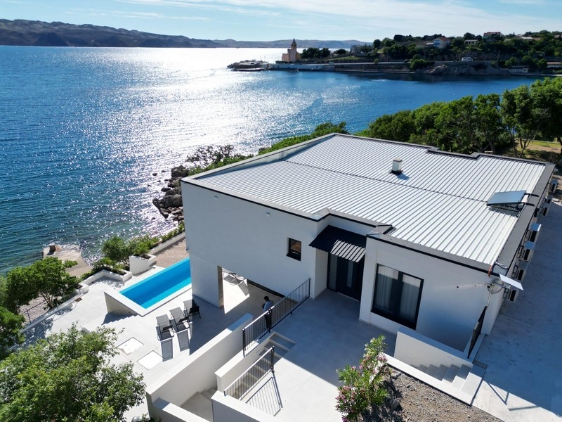 Villa med pool precis vid havet