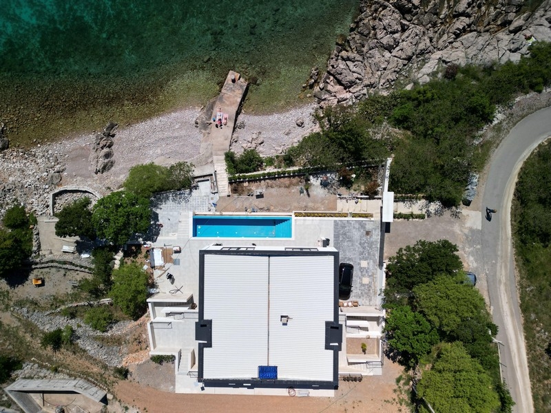 Flygfoto över fastigheten och poolen med tillgång till stranden