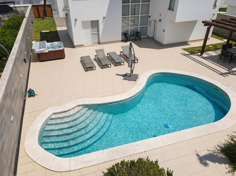 Uppvärmd pool med trappor och lounge