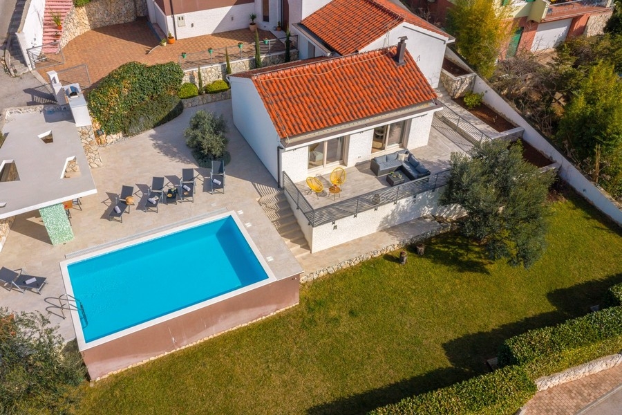 Flygfoto över villa med pool och trädgård i Kroatien
