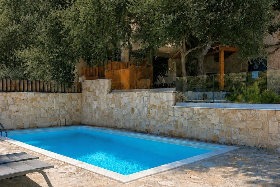 Simbassäng vid stenhuset i Kroatien