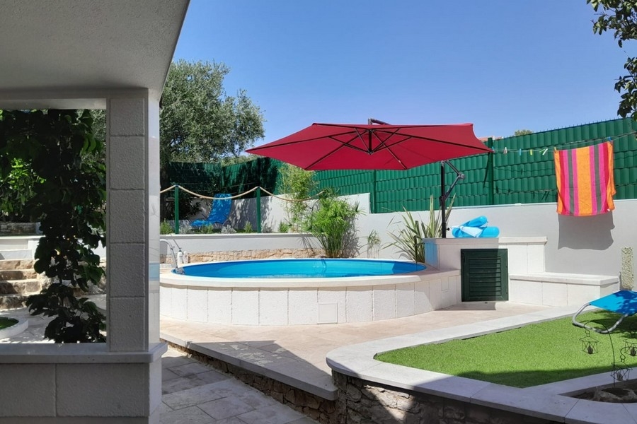 Pool med täckt terrass