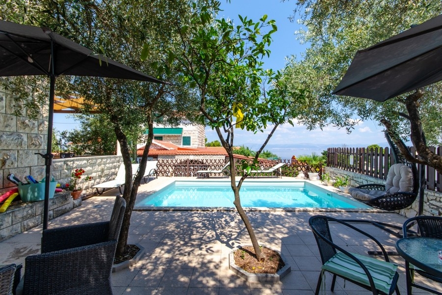 Pool med skuggig pergola på Brac