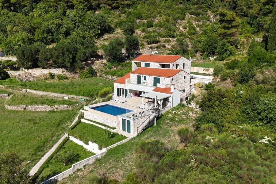 Flygfoto över en villa med pool på ön Lopud i Kroatien