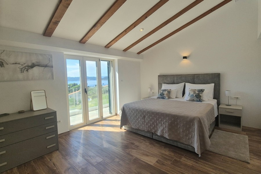 Sovrum med dubbelsäng och tillgång till terrass