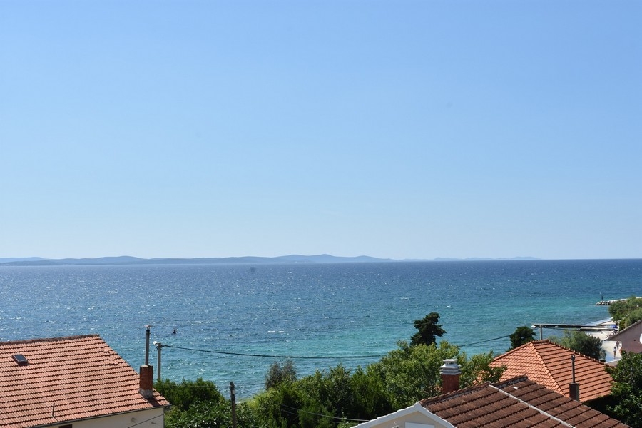 Havsutsikt över hustaken i Kroatien