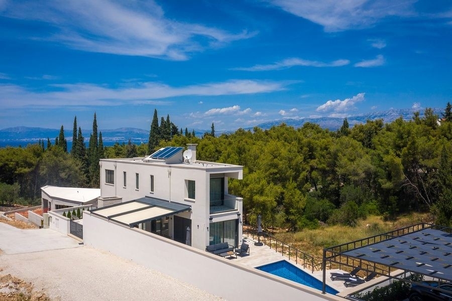 Flygfoto över villa med havsutsikt på Brac Kroatien