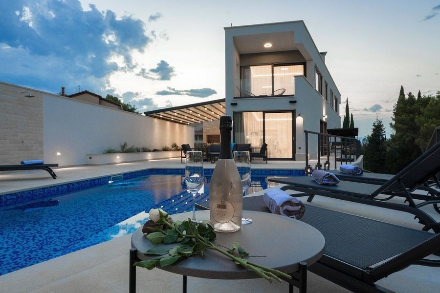 Poolterrass med solstolar på kvällen