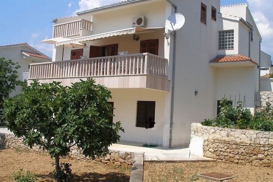 Fristående hus med balkong och trädgård i Kroatien