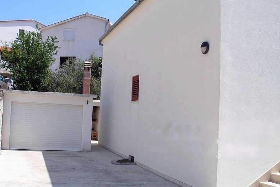Garage med stenlagd gård i Kroatien