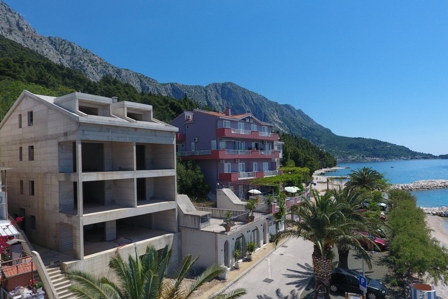 Lägenhetshus i första raden till havet i Makarska Kroatien