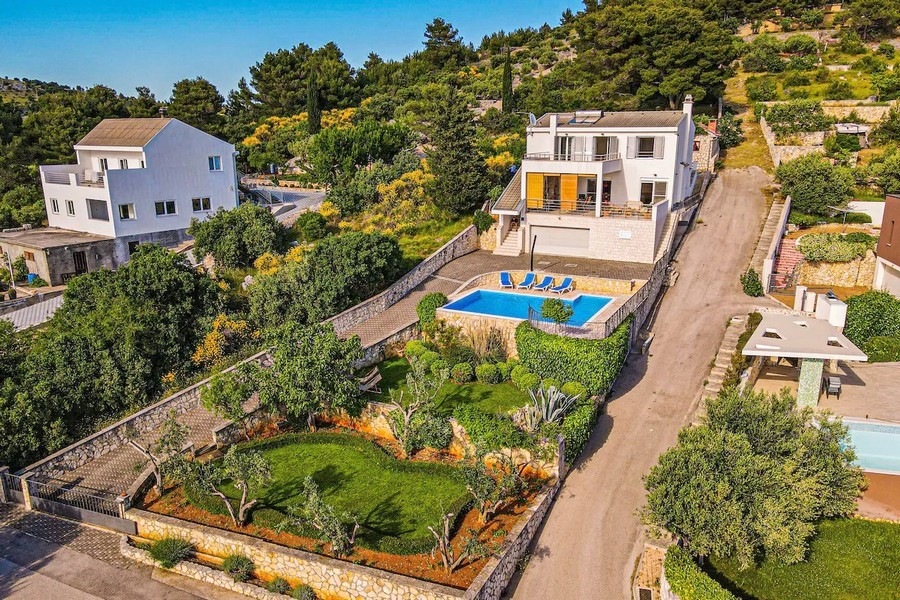 Flygfoto över villa med pool och trädgård i Kroatien
