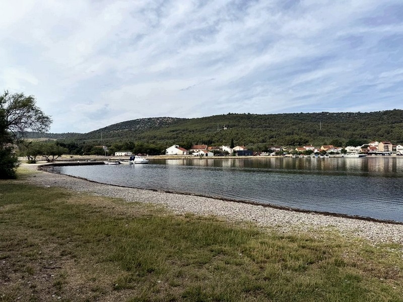 Pebble beach vid vattnet nära fastigheten i Kroatien
