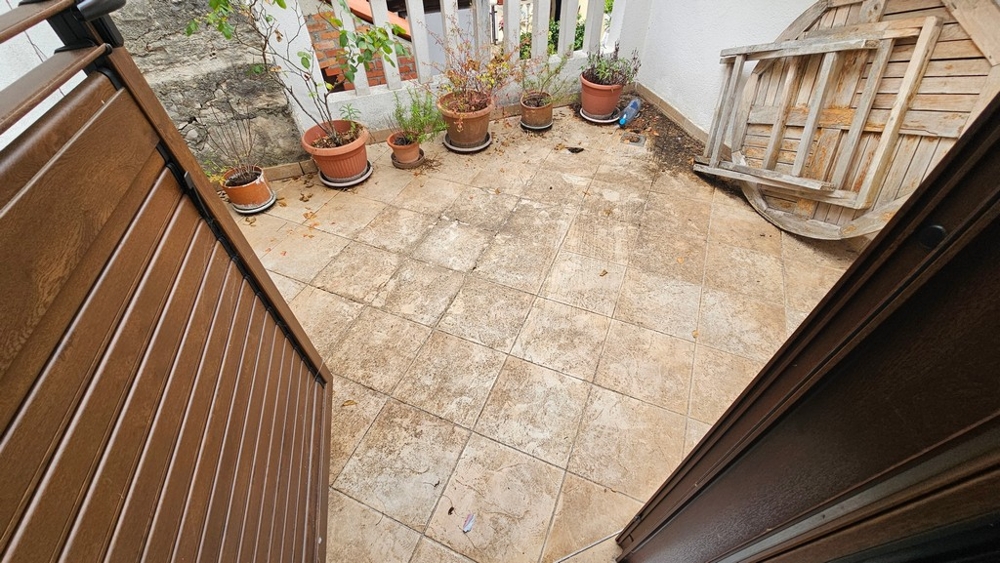 Innergård med golvklinker och växter