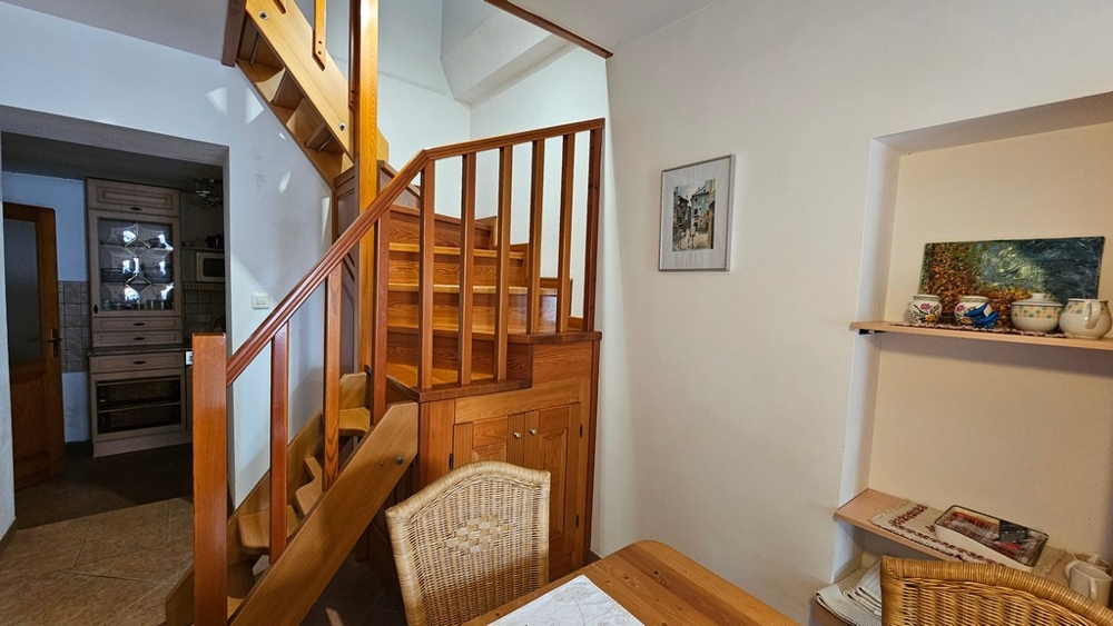 Vardagsrum med trätrappa i Kroatien