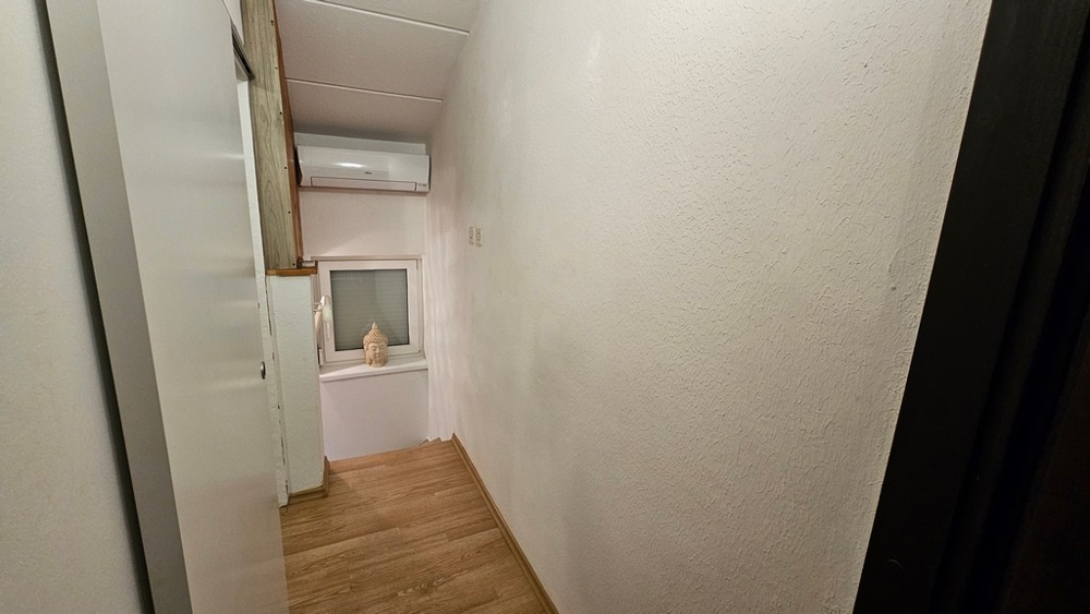 Hall i ett radhus i Kroatien