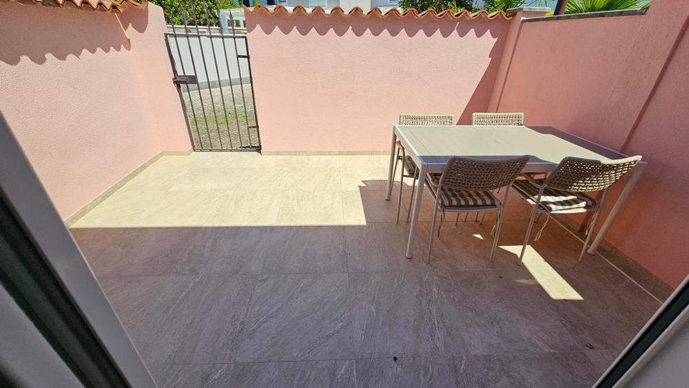 Terrass med bord och staket i Kroatien